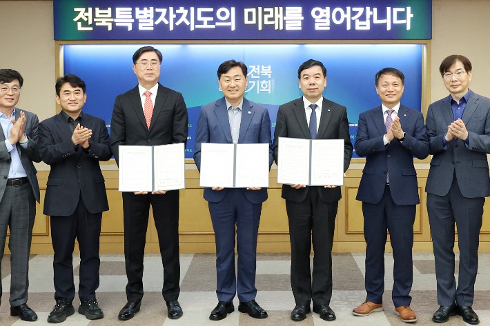 전북자치도와 근로복지공단,전북경제통상진흥원이 업무협약을 체결하고 '1인 자영업자 사회보험료 지원사업'을 추진한다.전북도 제공