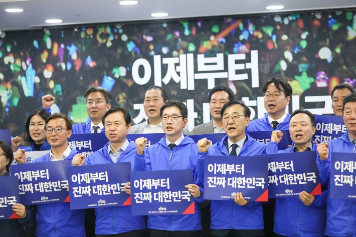 8일 부산 좌천동 더불어민주당 부산시당사에서 열린 제22대 대통령 선거 부산선거대책위원회 출범식에서 김영춘 총괄선거대책위원장(앞줄 왼쪽 두 번째)을 비롯한 선대위 지도부와 참석자들이 기념촬영을 하고 있다.더불어민주