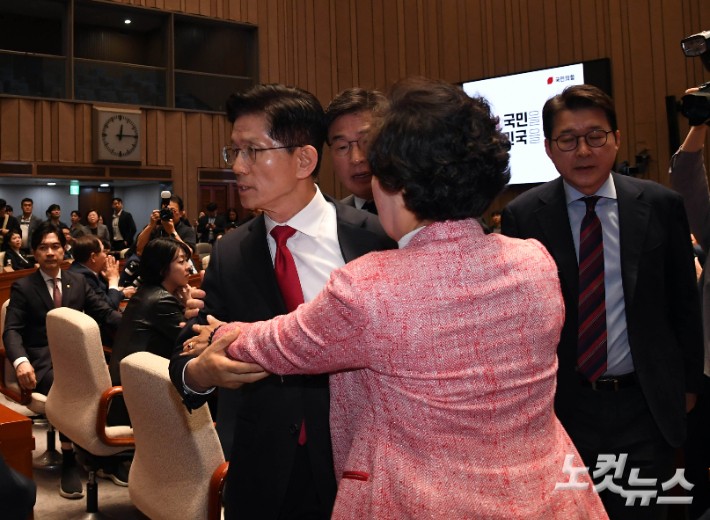 <b>김문수</b> "<b>강제 단일화 거부</b>" 폭탄 선언…국힘, 망연자실[영상]
