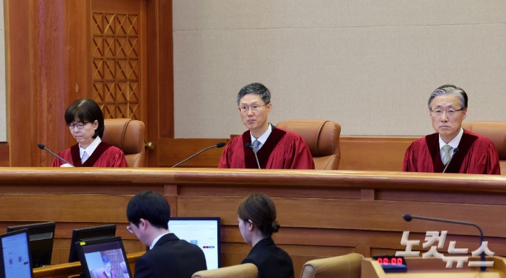 지난달 4일 오전 서울 종로구 헌법재판소 대심판정에서 윤석열 대통령 탄핵심판 결정이 선고되고 있다.문형배 헌법재판소장 권한대행이 결정문을 읽고 있다.사진공동취재단