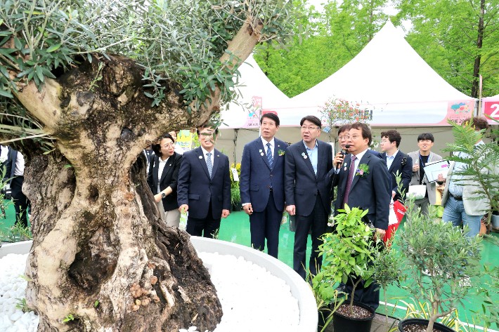 9일 제5회 전주정원산업박람회 개막식에서 우범기 시장과 남관우 시의회 의장 등이 박람회장을 둘러보고 있다.전주시 제공