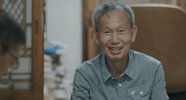 '어른 김장하' 갈무리.김장하 선생은 자신이 번 돈이 병든 사람들의 고통에서 비롯된 것이라 생각해,모든 부를 사회에 돌려야 한다는 신념을 가지고,평생을 검소하게 살며 번 돈을 모두 지역 사회와 어려운 이웃,교