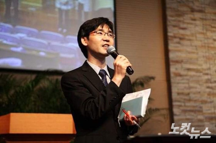 서울영동교회 강도사 시절의 강성호 목사.강성호 목사는 대학시절 학생신앙운동(SFC) 활동을 통해 목회로의 부르심을 확인하게 되었다.강 목사는 "유학을 앞두고 김장하 선생님을 찾아 '기독교 윤리로 석사와 박사를 공