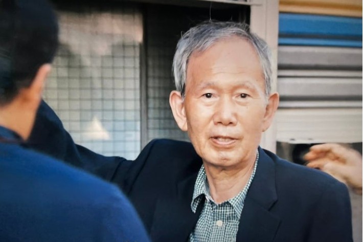 '어른 김장하' 갈무리.강성호 목사는 "장학금을 받으러 선생님을 찾아뵈면 한약방에서 번 현금을 그 자리에서 바로 주셨고,영수증이나 증빙도 요구하지 않으셨다"며 "깊은 신뢰와 믿음을 경험할 수 있었다"고 말했다.