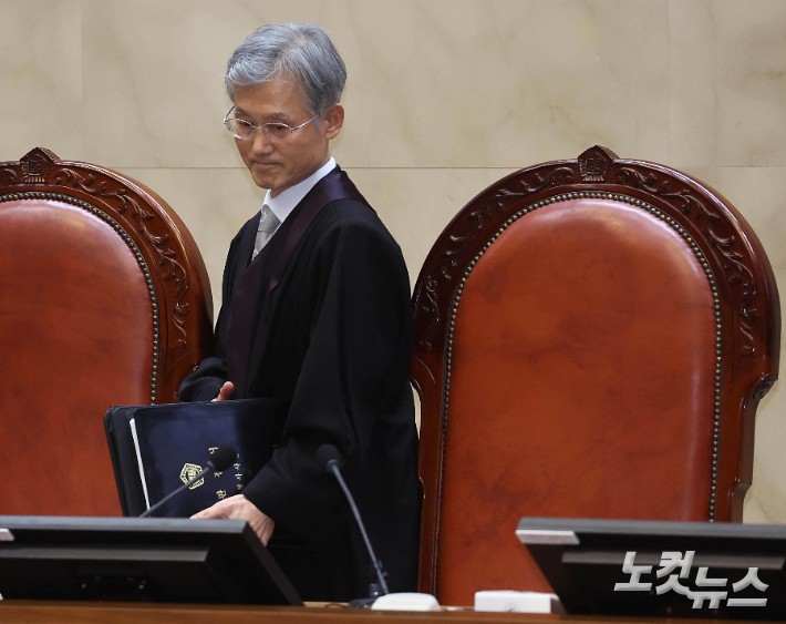 조희대 대법원장을 비롯한 대법관들이 지난 1일 서울 서초구 대법원에서 이재명 더불어민주당 대선 후보의 공직선거법 위반 사건과 관련한 전원합의체 선고를 위해 대심판정에 입장하고 있다.사진공동취재단