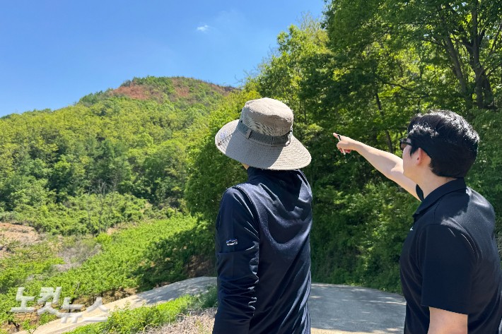 산불이 났을 당시를 설명하는 괴산1리 김정호 이장.김조휘 기자