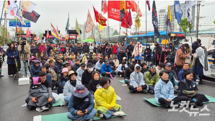 '<b>트랙터 상경 시위</b>' <b>전농</b>, 석수역 일대서 경찰에 가로막혀