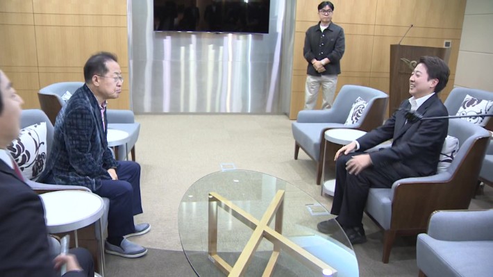하와이행 <b>홍준표</b> "이번 <b>대선</b>, <b>이재명</b> 대 <b>이준석</b> 양자구도"