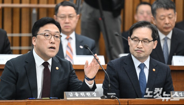 지난 3월 18일 오전 서울 여의도 국회에서 열린 정무위원회 전체회의 홈플러스·MBK 파트너스 및 삼부토건 관련 긴급 현안질의에서 김병환(왼쪽)금융위원장이 의원들의 질의에 답하는 모습.윤창원 기자