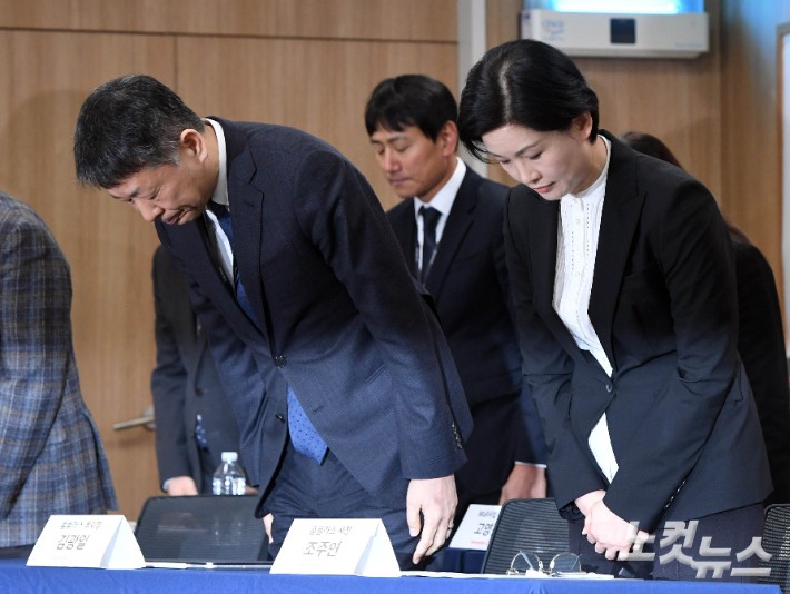 지난 3월 14일 홈플러스 조주연 사장 등 경영진이 서울 강서구 홈플러스 본사에서 기자간담회 전 고개숙여 인사하고 있다.황진환 기자