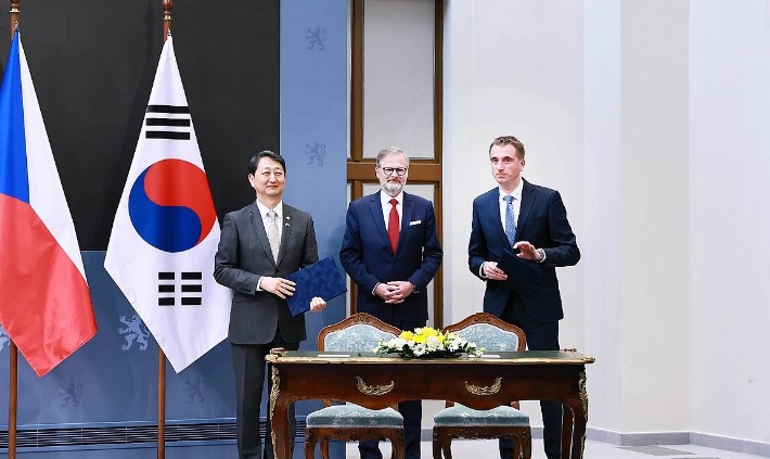 안덕근 산업통상자원부 장관이 7일 프라하 체코 총리실에서 페트르 피알라 체코 총리를 비롯한 한국과 체코 정부 대표단이 참석한 가운데 열린 한·체코 원전산업 협력 약정(Arrangement) 체결식에서 약정서에 서명한