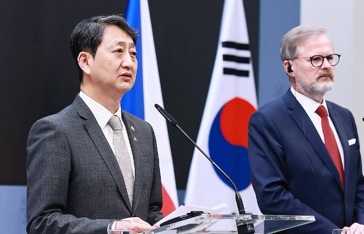 안덕근 산업통상자원부 장관(왼쪽)이 7일 프라하 체코 총리실에서 페트르 피알라 체코 총리를 비롯한 한국과 체코 정부 대표단이 참석한 가운데 열린 한·체코 원전산업 협력 약정(Arrangement) 체결식에서 약정서에