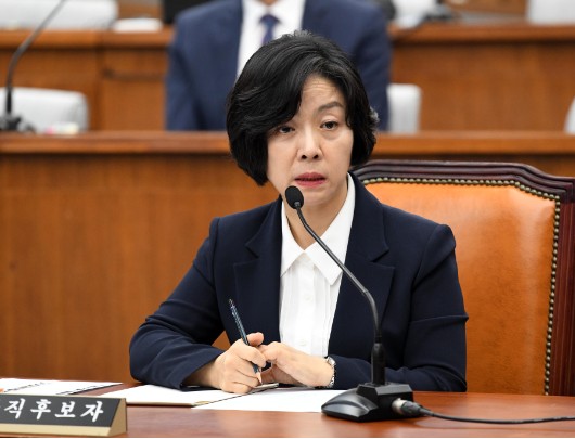 이숙연 대법관 후보자가 25일 서울 여의도 국회에서 열린 인사청문회에서 의원의 질의에 답하고 있다.박종민 기자