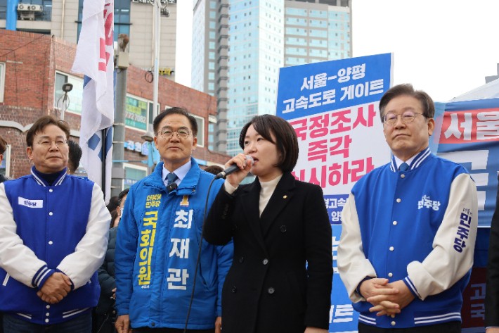 지난해 3월 7일 당시 이재명 민주당 대표가 이소영 국회의원,최재관 민주당 여주양평지역위원장 등과 함께 양평 현장에서 브리핑하고 있는 모습.독자 제공