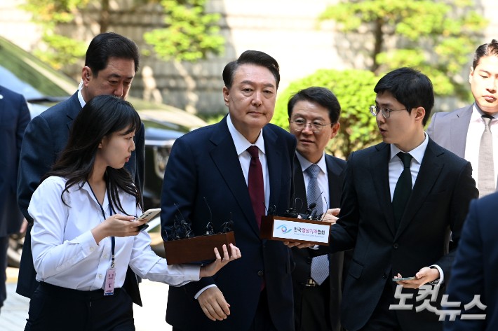 윤석열 전 대통령이 12일 오전 서울 서초구 중앙지방법원에서 열린 내란 우두머리 혐의,직권남용 권리행사방해 혐의 사건 3차 공판에 출석,<a href=