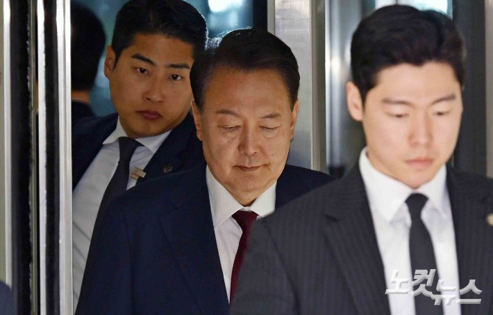 12·3 비상계엄 사태와 관련해 내란 우두머리 혐의 등으로 기소된 윤석열 전 대통령이 12일 서울 서초구 서울중앙지방법원에서 열린 3차 공판에서 오전 공판을 마치고 법원을 나서고 있다.사진공동취재단