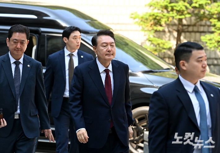윤석열 전 대통령이 12일 오전 서울 서초구 중앙지방법원에서 열린 내란 우두머리 혐의,직권남용 권리행사방해 혐의 사건 3차 공판에 출석하고 있다.사진공동취재단