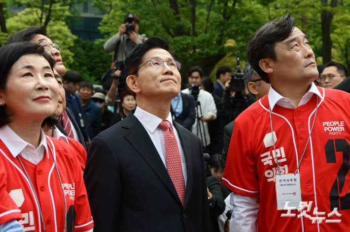 <b>김문수</b>, 산업은행 이전 관련 <b>현장 방문</b>