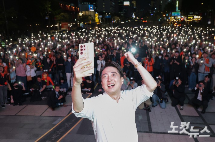 "2030 향한 학식 한끼" <b>이준석</b> 사흘만에 또 '부산행'