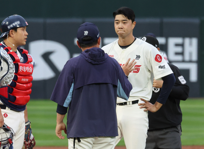 '<b>1이닝 9실점</b>' 고개숙인 롯데 <b>윤성빈</b>…타격 폭발한 LG, 엘롯라시코 기선...