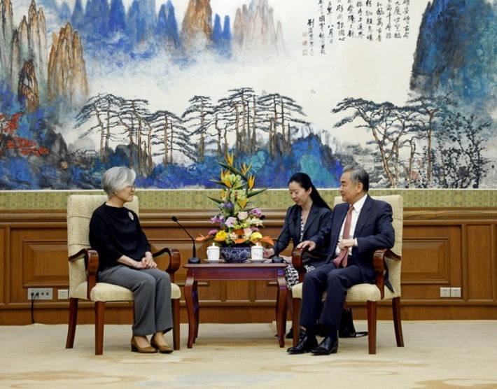 中 <b>왕이</b>, 韓 <b>강경화</b> 만나…"美, 中 발전권리 탄압"