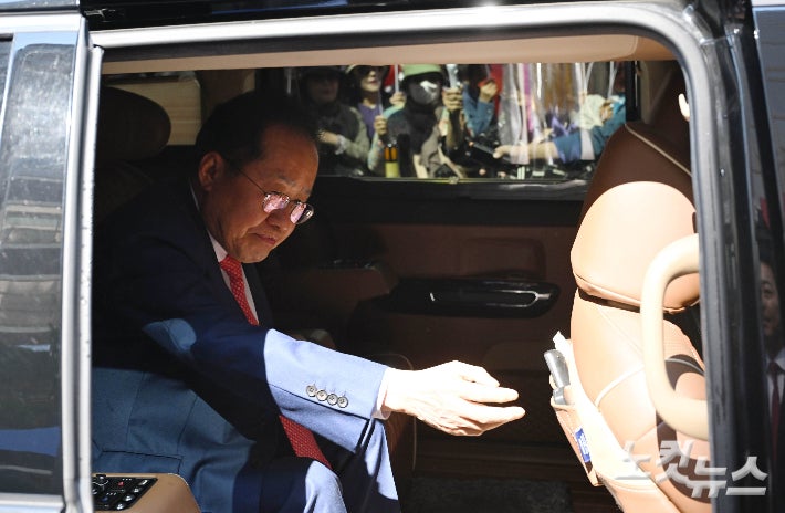 홍준표 특사단 귀국…"洪, 선대위 합류 않지만 <b>김문수 지지</b>"