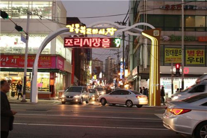 <b>서울</b> 강동구 시장서 <b>차량</b>이 시민 향해 <b>돌진</b>…12명 부상