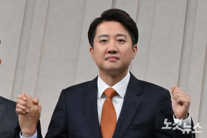 <b>이준석</b> "HMM 휘청"…'쌍방울 대북송금 의혹' 공세