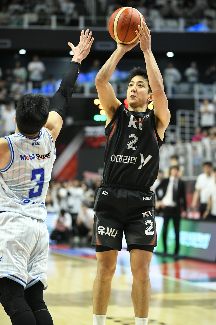 "형 <b>허웅</b>과 가족의 설득" FA <b>허훈</b>, KCC로 간다…MVP 5명 슈퍼 팀 탄생