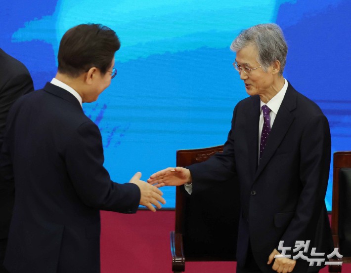 <b>조희대</b>, <b>대법관 증원</b>법에 "<b>공론장</b> 마련 희망한다"