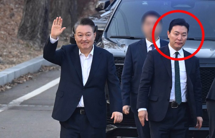 경찰, '<b>비화폰 삭제</b> 사건' 관련 <b>김성훈</b> 경호처 차장 재소환
