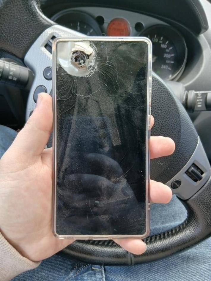 <b>갤럭시</b> 폰이 <b>우크라 병사</b> 살렸다?…"티타늄 케이스 덕분에"