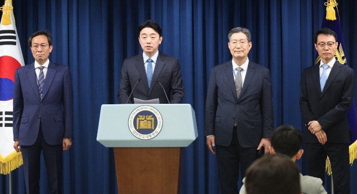 정무수석 우상호, 홍보수석 이규연, <b>민정수석 오광수</b>