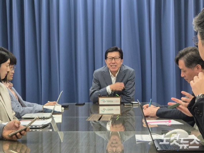 박형준 부산시장이 9일 오전 새 정부 출범에 따른 부산지역 현안에 대한 입장을 밝히고 있다. 박중석 기자