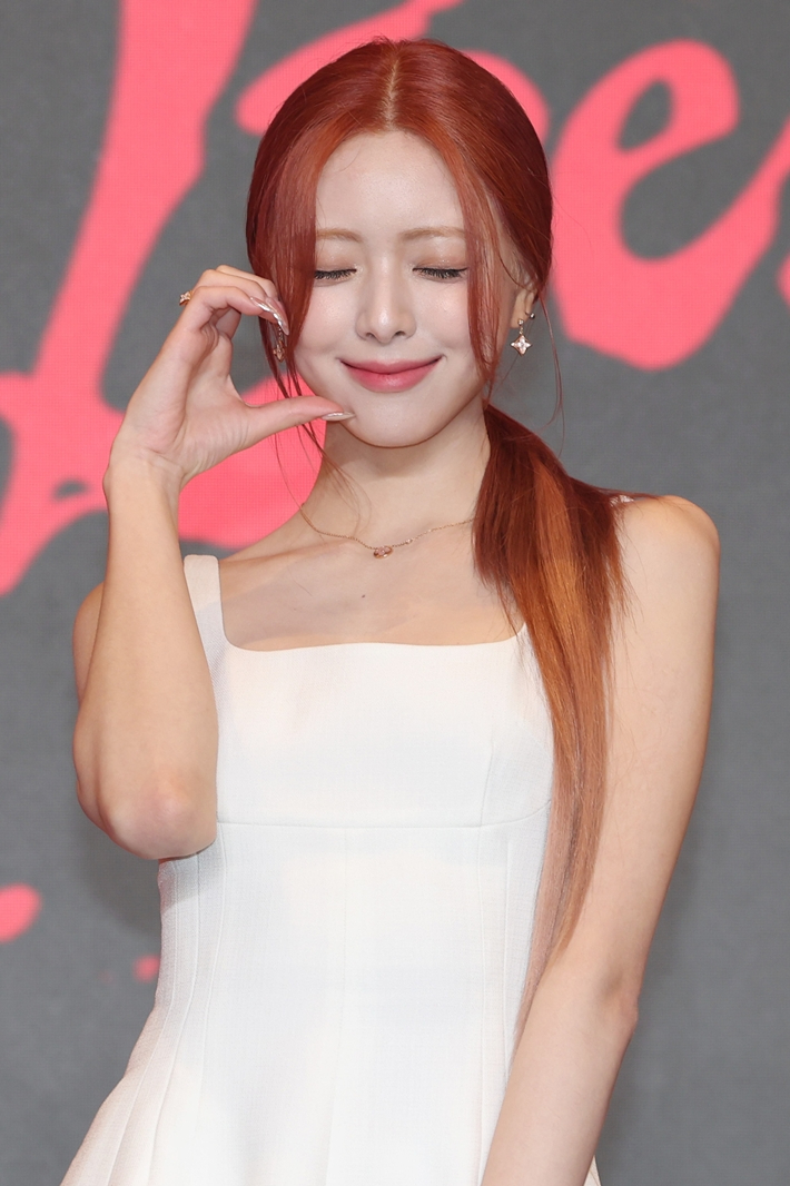 '<b>재계약</b> 논의' <b>있지</b> "갈비뼈 갈아 넣은 <b>앨범</b>, 예뻐해 주셨으면"[현장EN:...