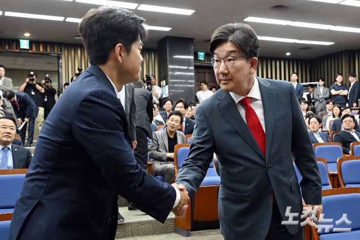 권성동, <b>의총 취소</b>에…<b>김용태</b> "개혁 논의조차 막아" 반발