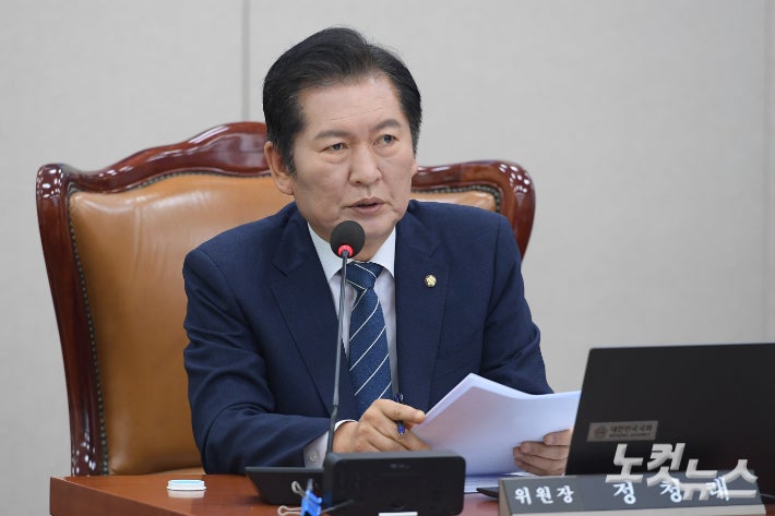 법사위원장 임기 마친 정청래…민주당 새 <b>대표</b> 도전하나