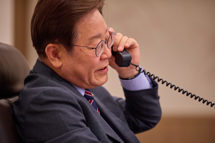 李<b>대통령</b> "국방∙방산 등 협력 강화"…<b>호주</b> 총리와 첫 <b>통화</b>