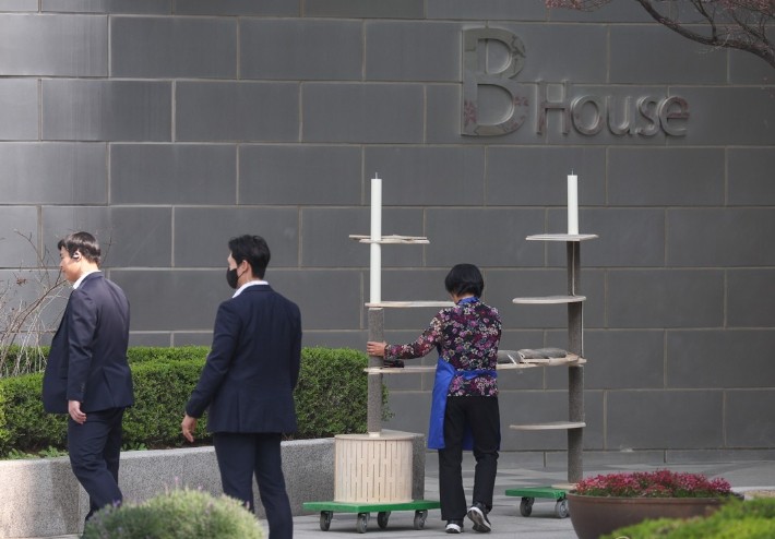 지난 4월 11일 서울 서초구 사저 아크로비스타에서 관계자가 캣타워를 옮기고 있다. 연합뉴스