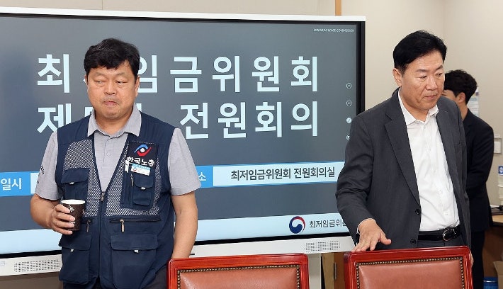 최저임금위원회 사용자위원인 류기정 한국경영자총협회 전무(오른쪽)와 근로자위원 류기섭 한국노총 사무총장이 17일 정부세종청사에서 열린 최저임금위원회 제5차 전원회의에 함께 입장하고 있다. 연합뉴스
