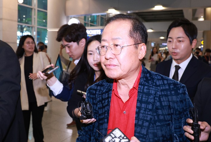 하와이서 돌아온 <b>홍준표</b> "<b>정치 보복</b> 말고 국민 통합"