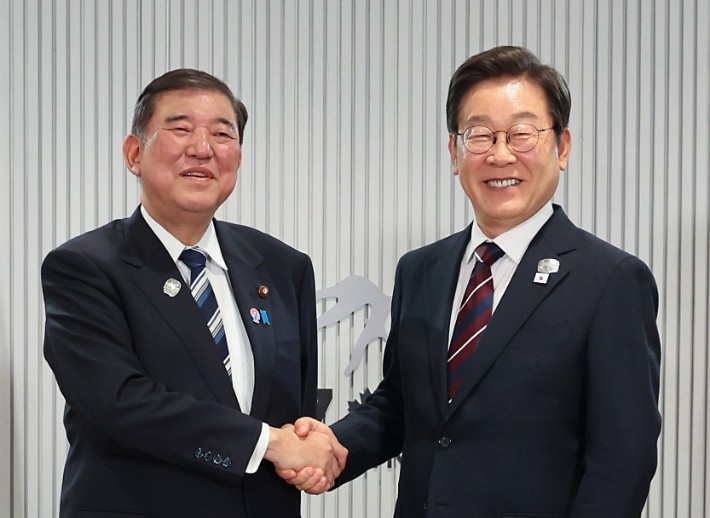 韓日정상 "<b>셔틀외교 재개</b>…미래지향적 관계 만들자"