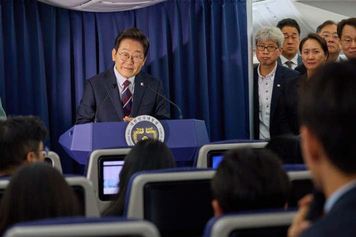 "마칠 때 <b>지지율</b> 더 높았다"는 李<b>대통령</b>, 경기지사 시절 어땠나[오목조...