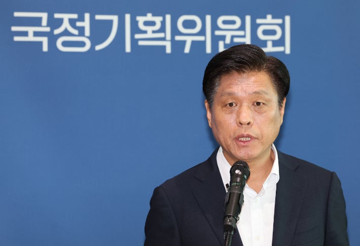 조승래 국정기획위원회 대변인이 19일 정부세종컨벤션센터에서 각 부처 업무보고와 관련한 설명을 하고 있다. 연합뉴스