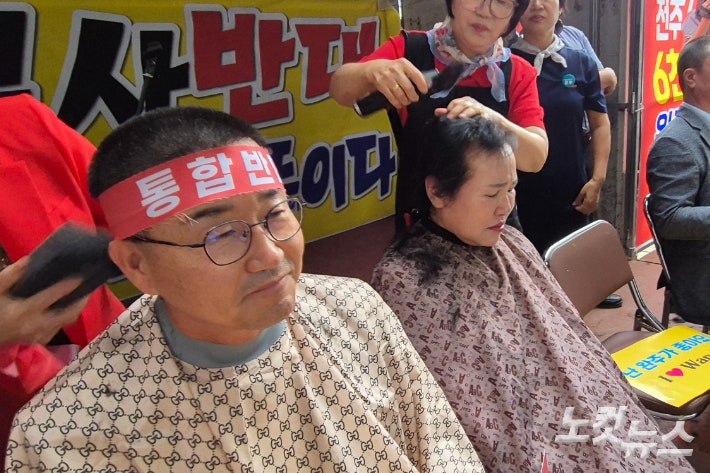<b>완주군</b>의원 삭발식…통합 반대하며 "<b>김관영</b> 사퇴하고 재선 포기하라"