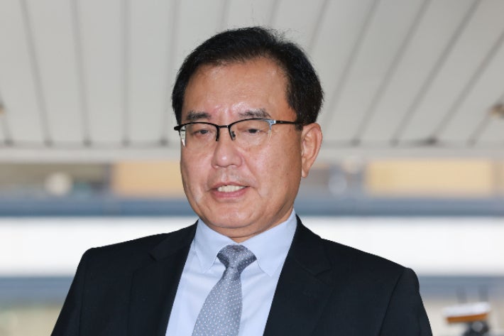 순직해병 수사 방해 의혹 사건을 수사하는 이명현 특별검사가 25일 서울 서초구 사무실로 출근하고 있다. 연합뉴스