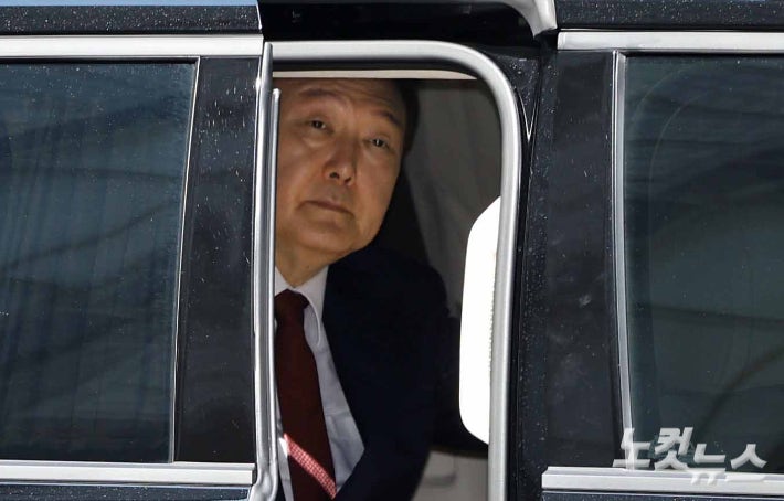 <b>내란특검</b>팀 "尹, <b>현관 출입</b> 안하면 출석 불응 간주"