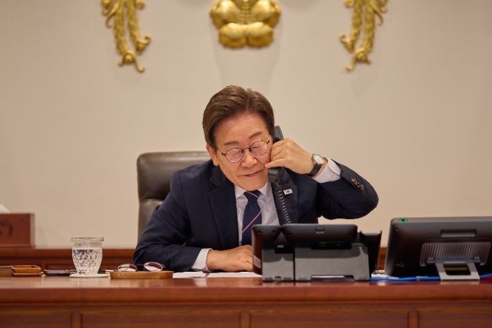 <b>싱가포르 총리</b>와 첫 <b>통화</b>…李<b>대통령</b> "전략적 협력 가속화"