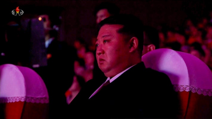 <b>파병 전사자</b> 관 앞에서 애도하는 <b>김정은</b>…北 유해송환 첫 공개