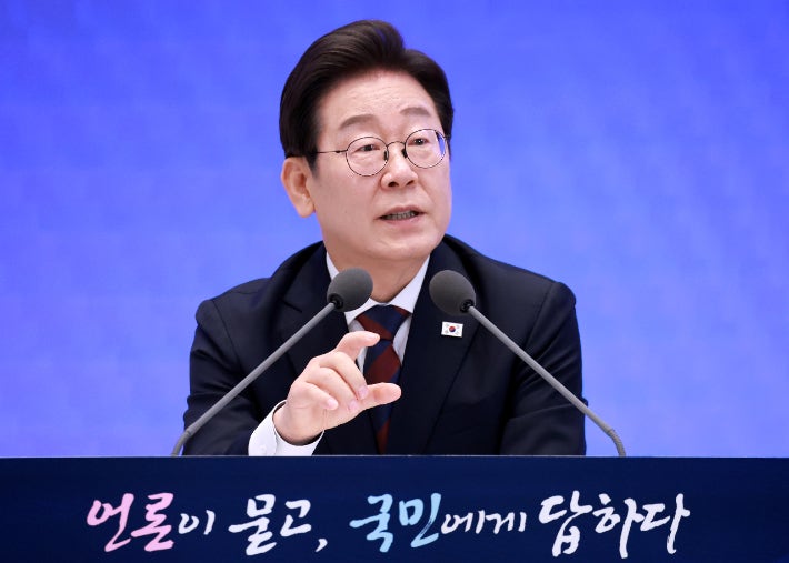 李<b>대통령</b> "대출규제는 맛보기…檢개혁안 추석前 얼개"(종합)